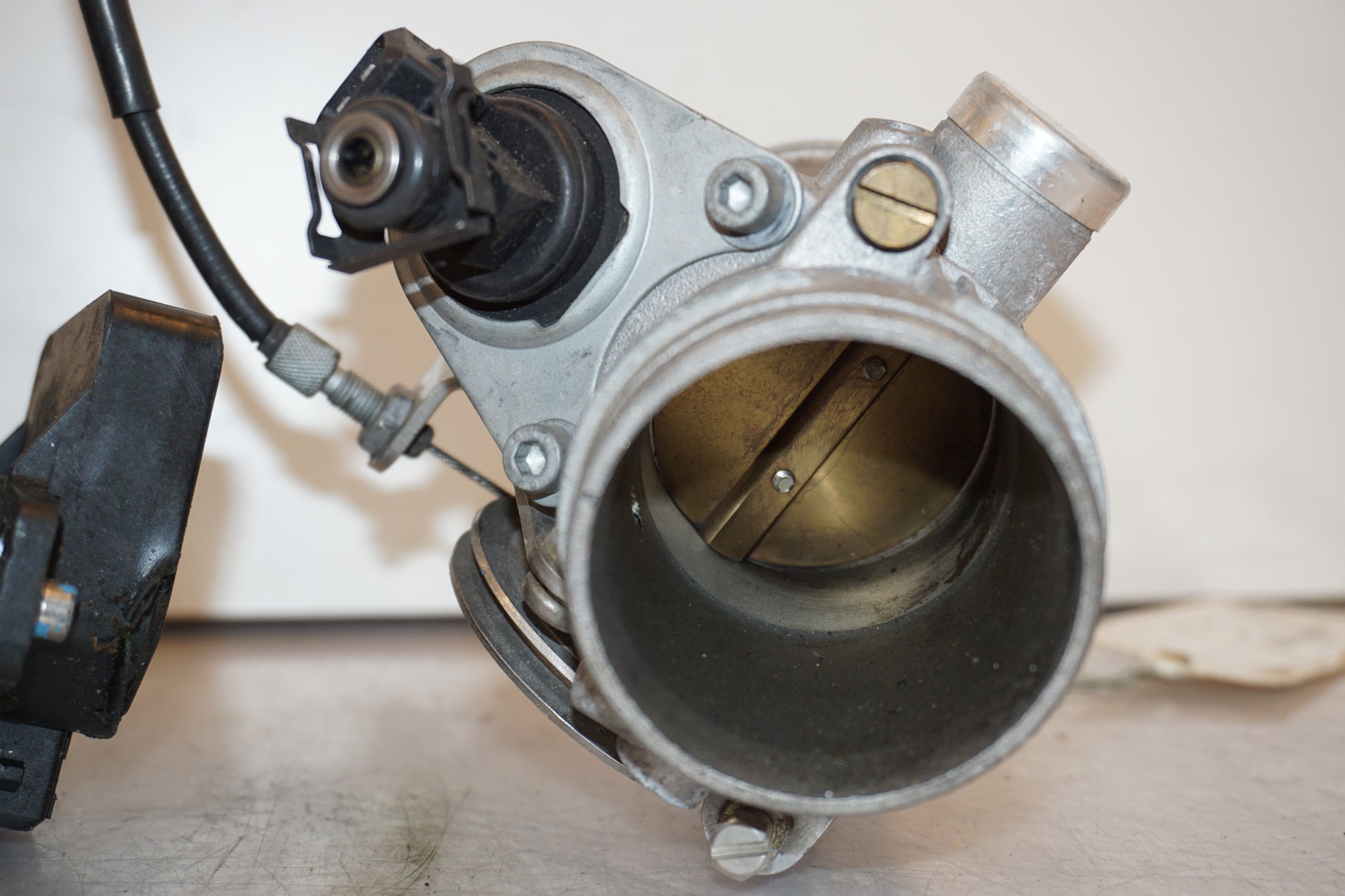 Höger sida på Spjällhus från en BMW R 1100 R -1995 motorcykel.