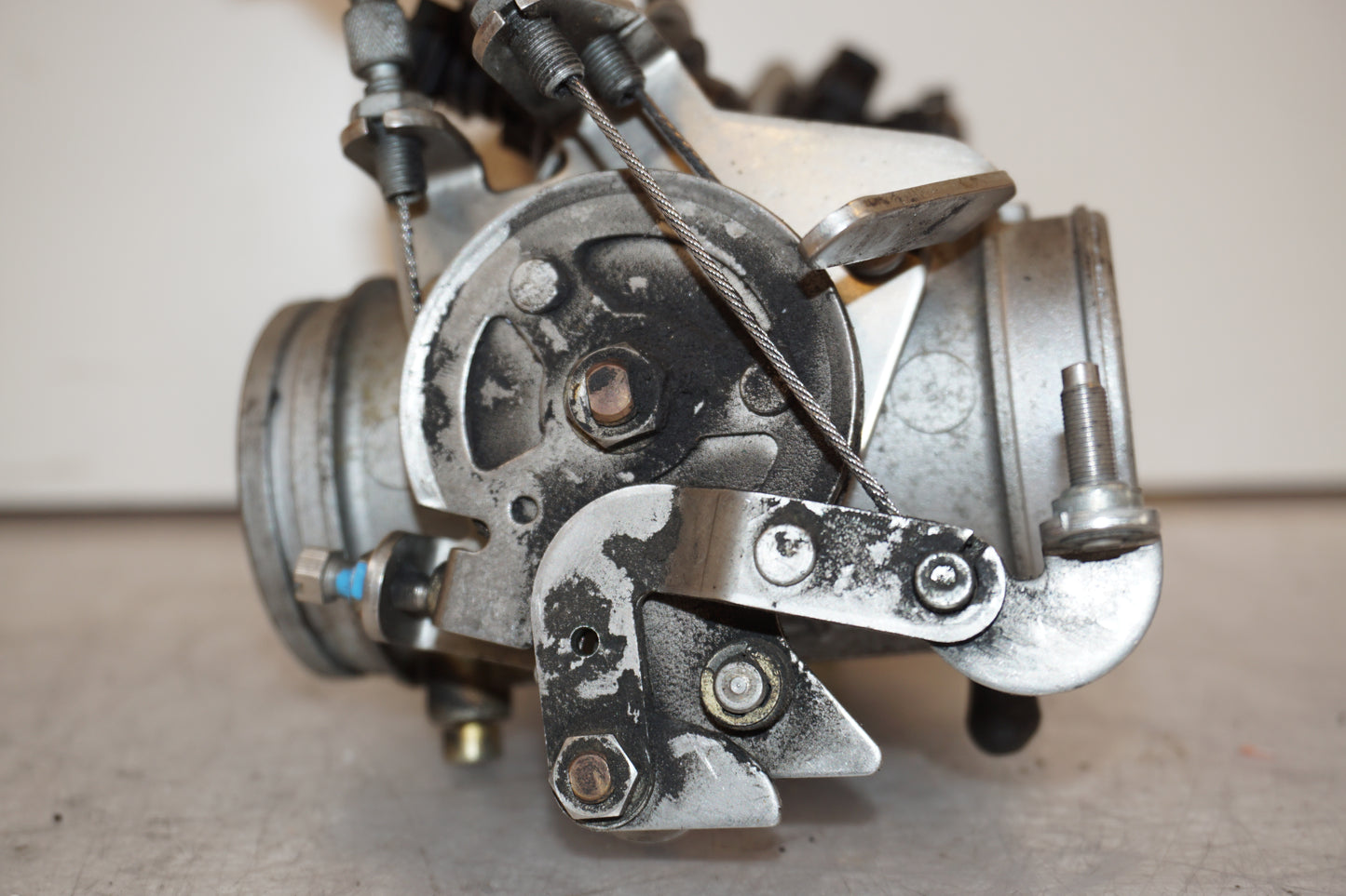 Vänster sida på Spjällhus från en BMW R 1100 R -1995 motorcykel.