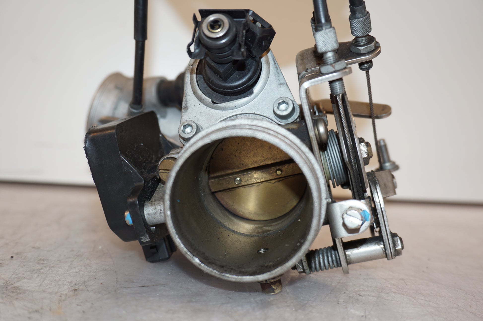 Snett uppifrån på Spjällhus från en BMW R 1100 R -1995 motorcykel.