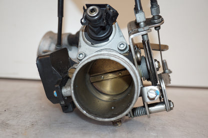 Snett uppifrån på Spjällhus från en BMW R 1100 R -1995 motorcykel.