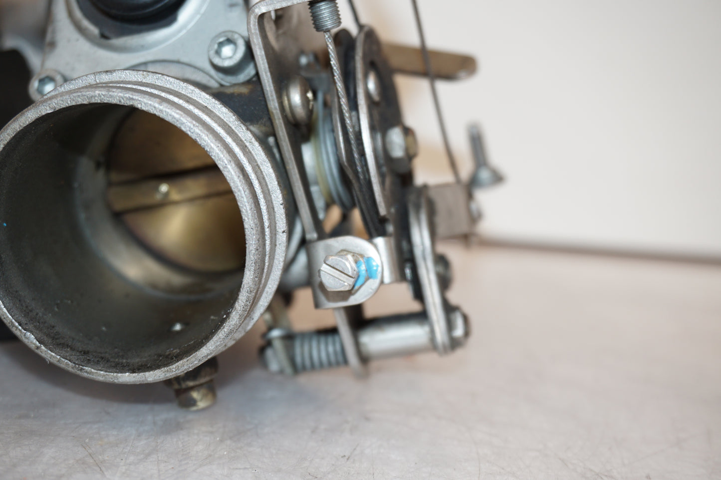 Snett nerifrån på Spjällhus från en BMW R 1100 R -1995 motorcykel.