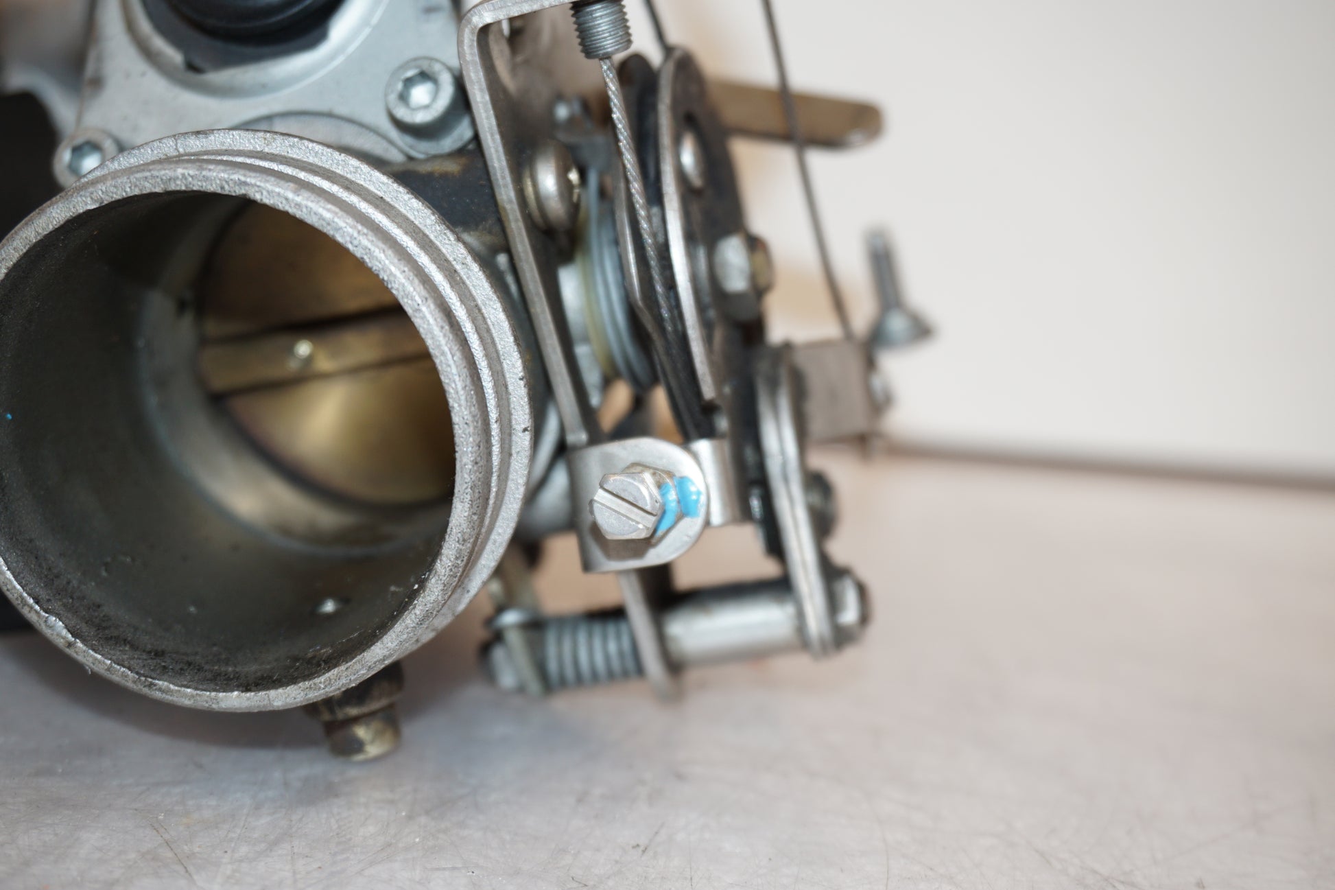 Snett nerifrån på Spjällhus från en BMW R 1100 R -1995 motorcykel.