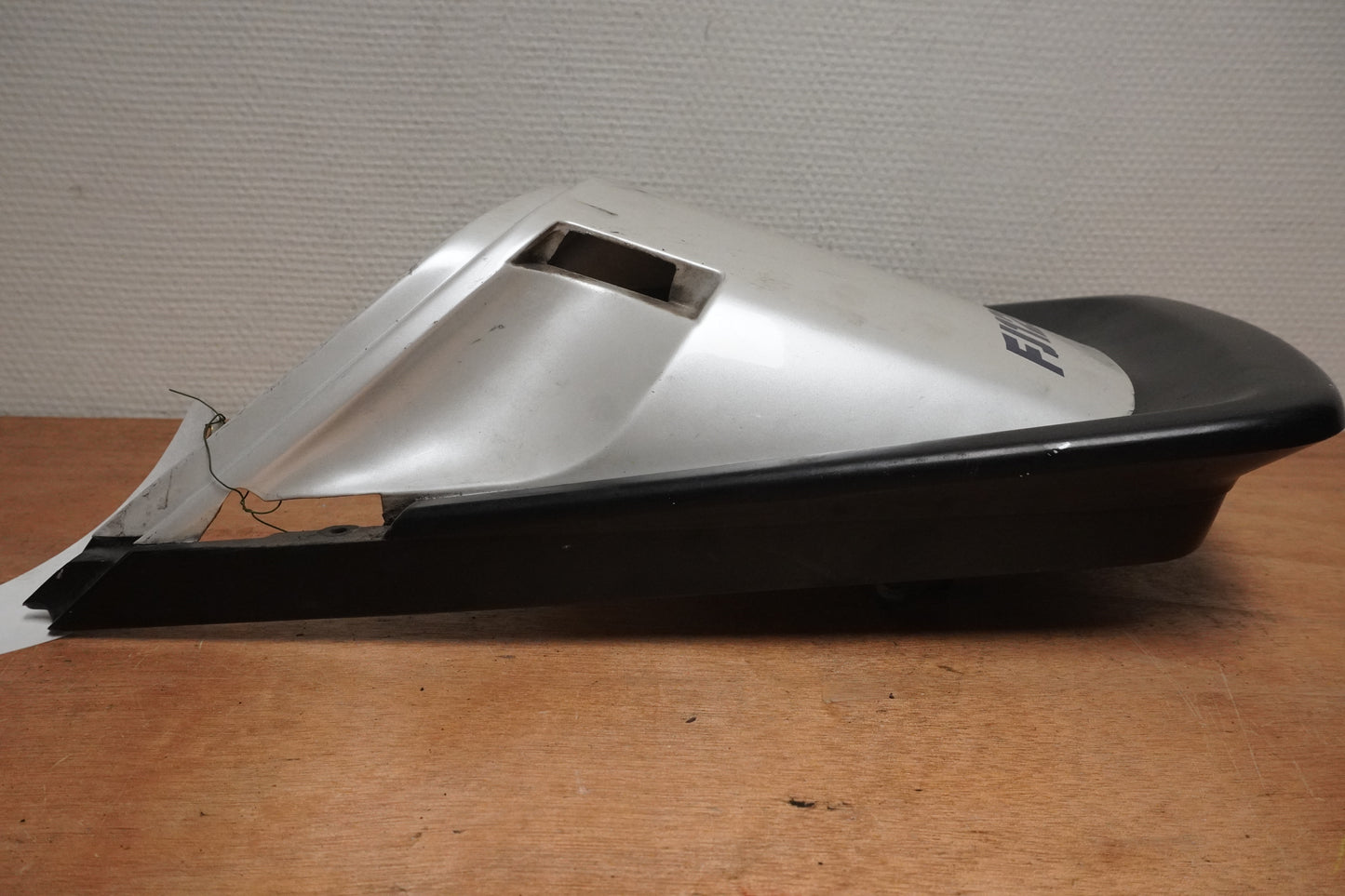 Snett nerifrån på Bakvinge från en Yamaha FJ 1200 -1986 motorcykel.