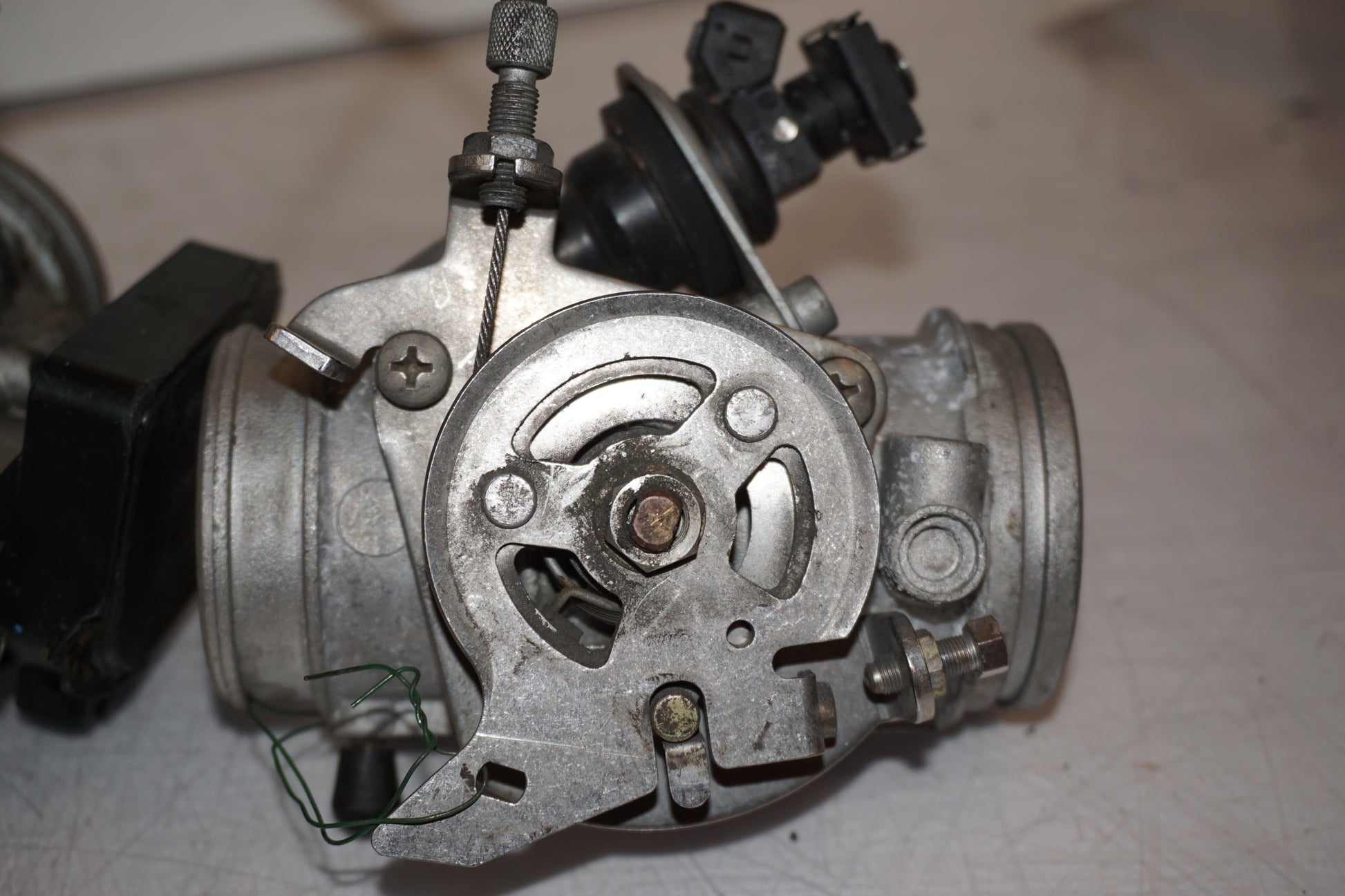 Extrabild2 på Spjällhus från en BMW R 1100 R -1995 motorcykel.