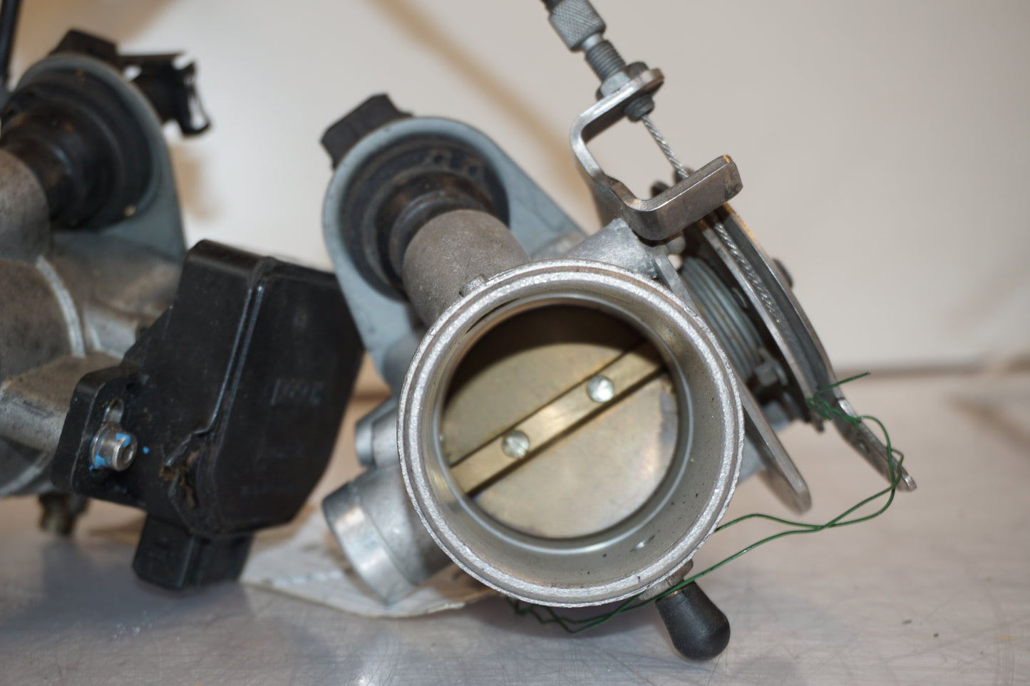 Extrabild3 på Spjällhus från en BMW R 1100 R -1995 motorcykel.