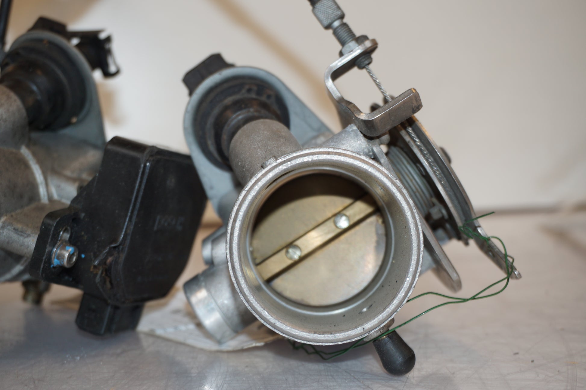 Extrabild3 på Spjällhus från en BMW R 1100 R -1995 motorcykel.