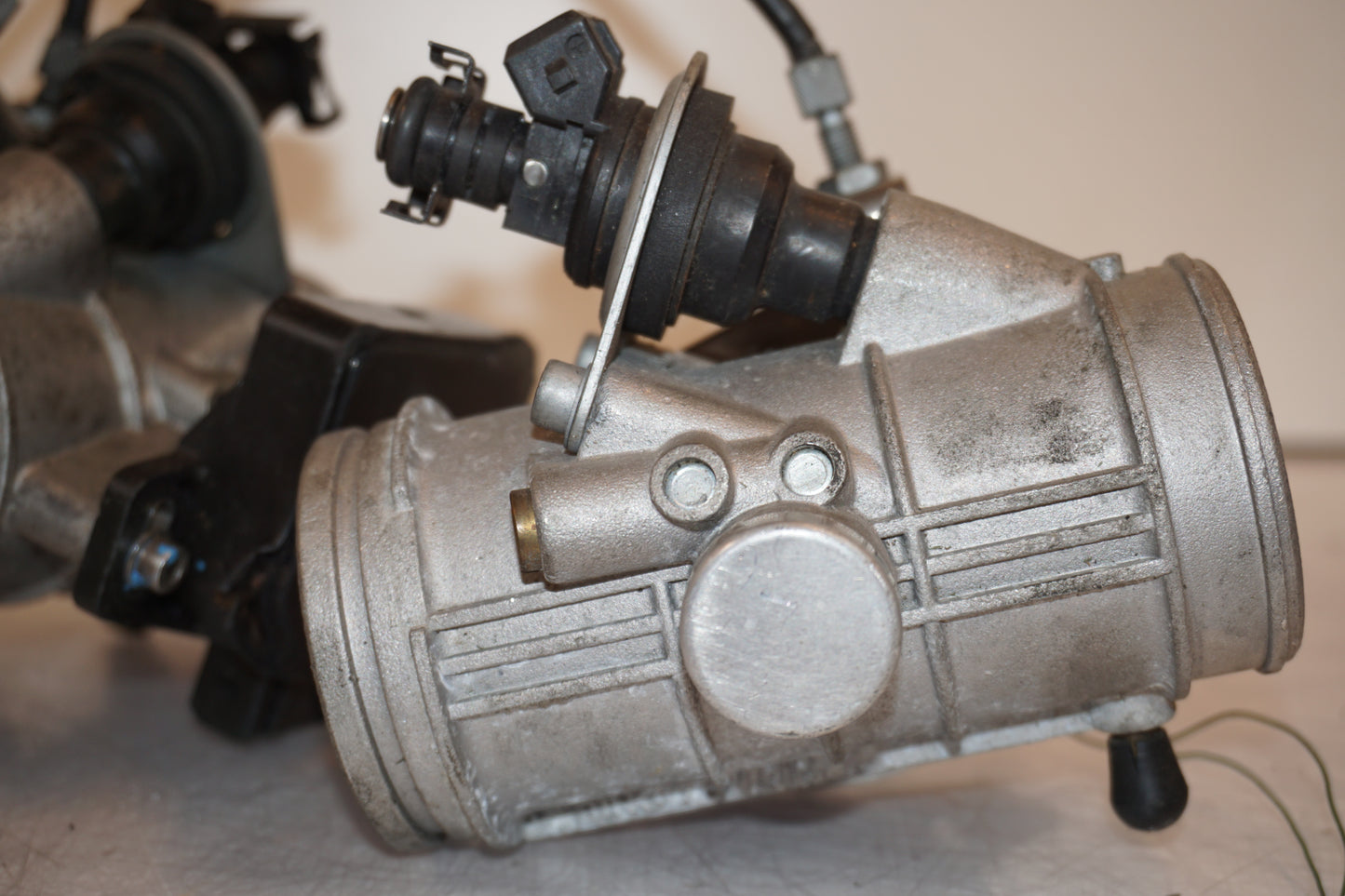 Extrabild4 på Spjällhus från en BMW R 1100 R -1995 motorcykel.