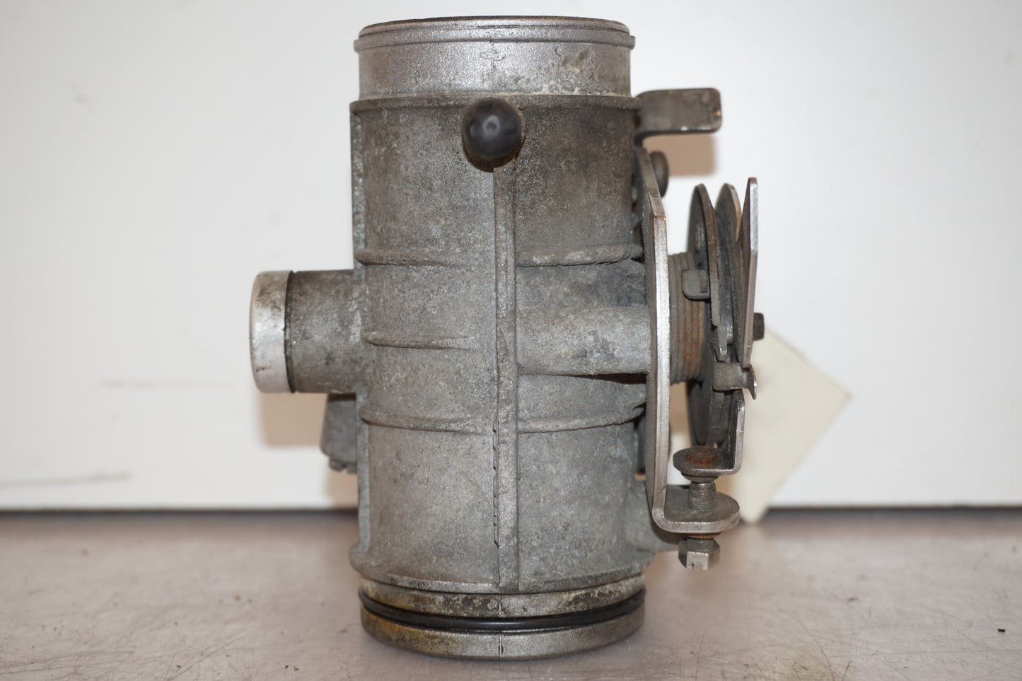 Baksidan på Spjällhus från en BMW R 1100 RS -1997 motorcykel.