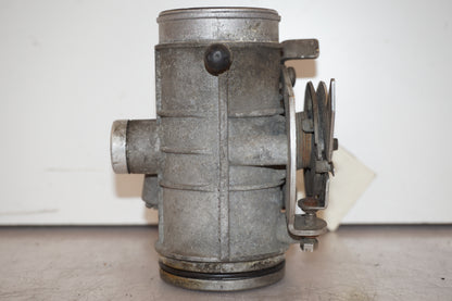 Baksidan på Spjällhus från en BMW R 1100 RS -1997 motorcykel.