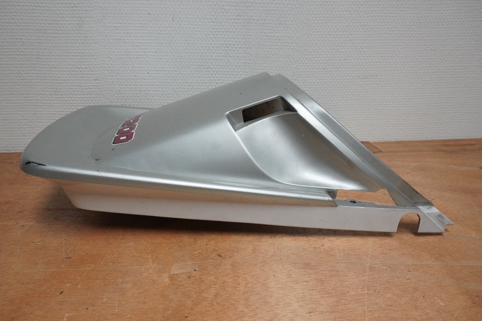 Framsidan på Bakvinge från en Yamaha FJ 1200 -1989 motorcykel.