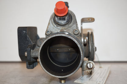 Snett nerifrån på Spjällhus från en BMW R 1100 RS -1997 motorcykel.