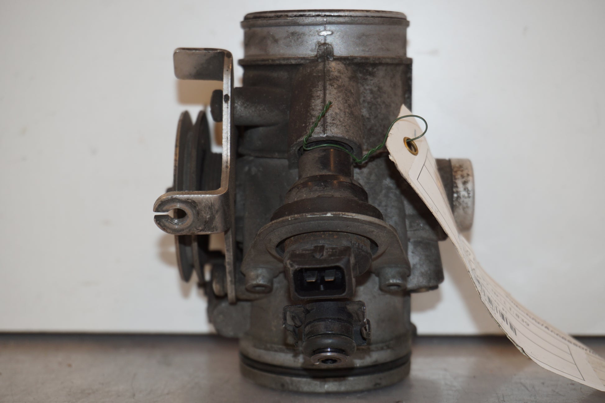 Framsidan på Spjällhus från en BMW R 1100 RT -1997 motorcykel.