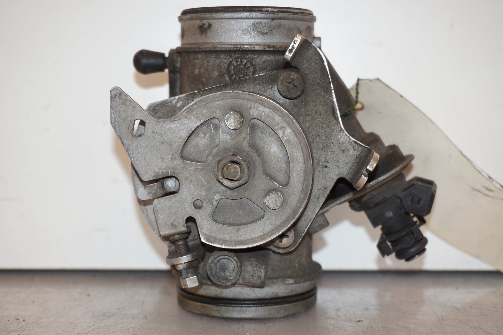 Baksidan på Spjällhus från en BMW R 1100 RT -1997 motorcykel.