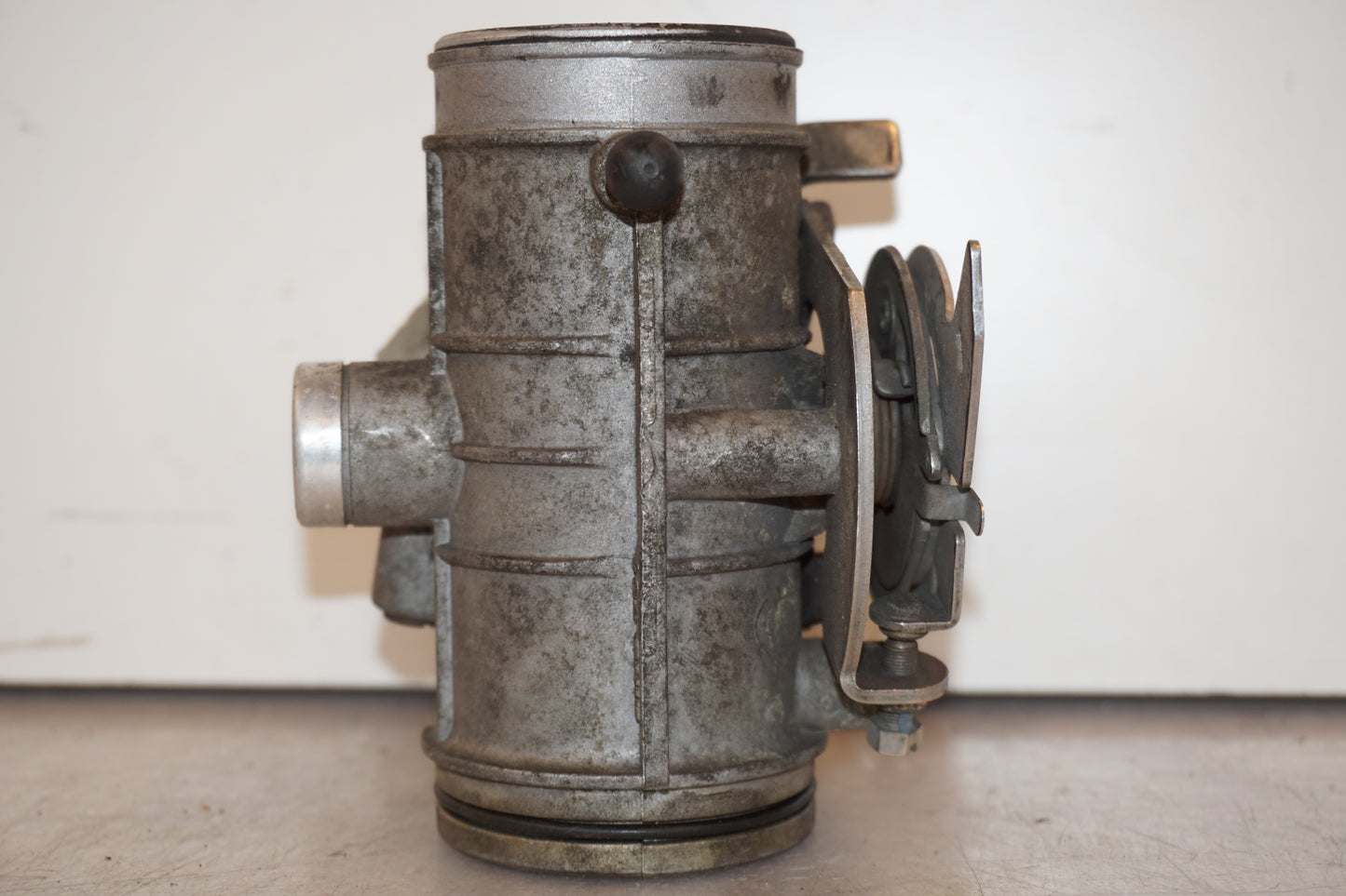 Höger sida på Spjällhus från en BMW R 1100 RT -1997 motorcykel.