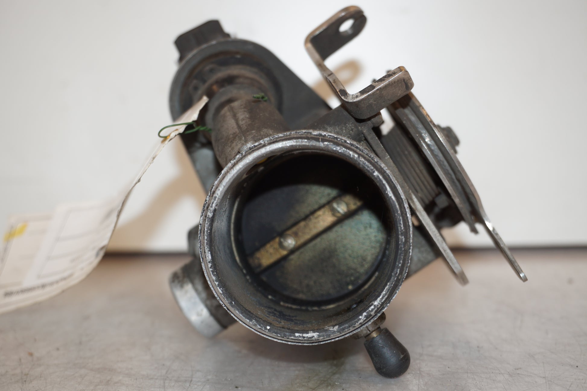 Snett nerifrån på Spjällhus från en BMW R 1100 RT -1997 motorcykel.