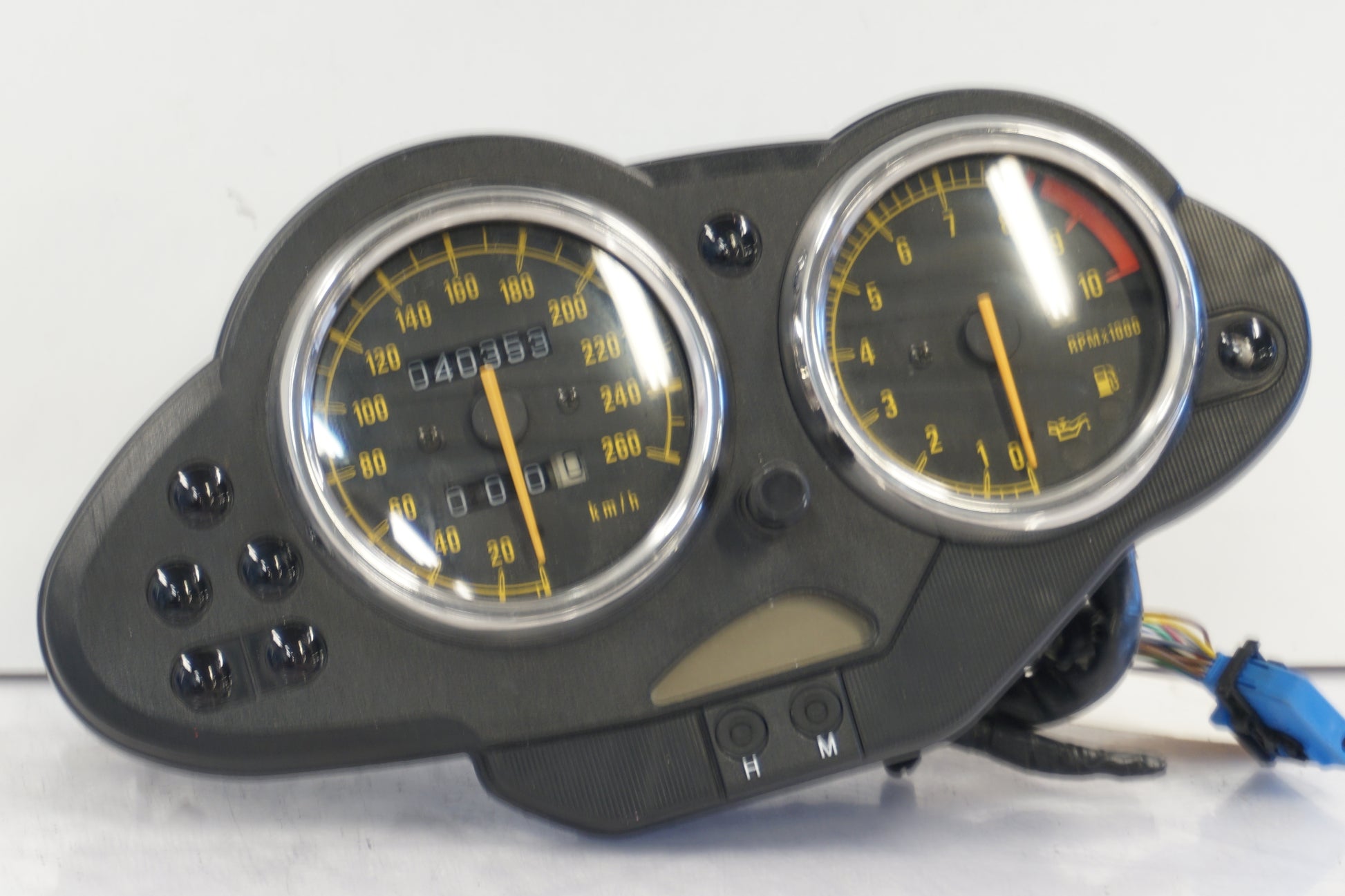 Framsidan på Instrumentpanel från en BMW R 1100 S -1999 motorcykel.