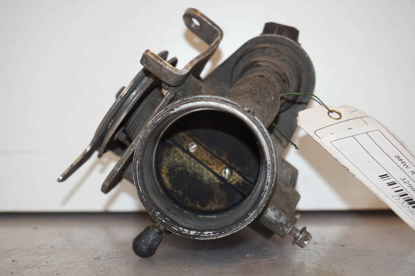 Framsidan på Spjällhus från en BMW R 1100 RT -1997 motorcykel.