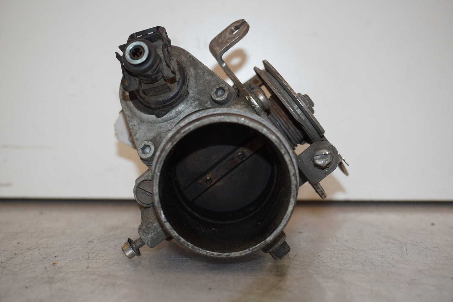 Höger sida på Spjällhus från en BMW R 1100 RT -1997 motorcykel.