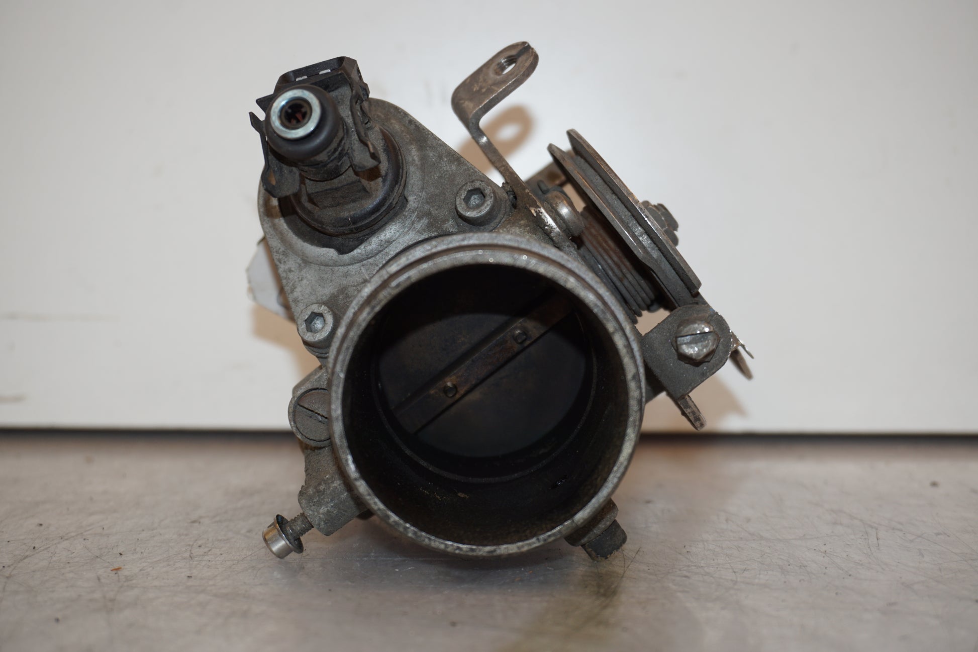 Höger sida på Spjällhus från en BMW R 1100 RT -1997 motorcykel.