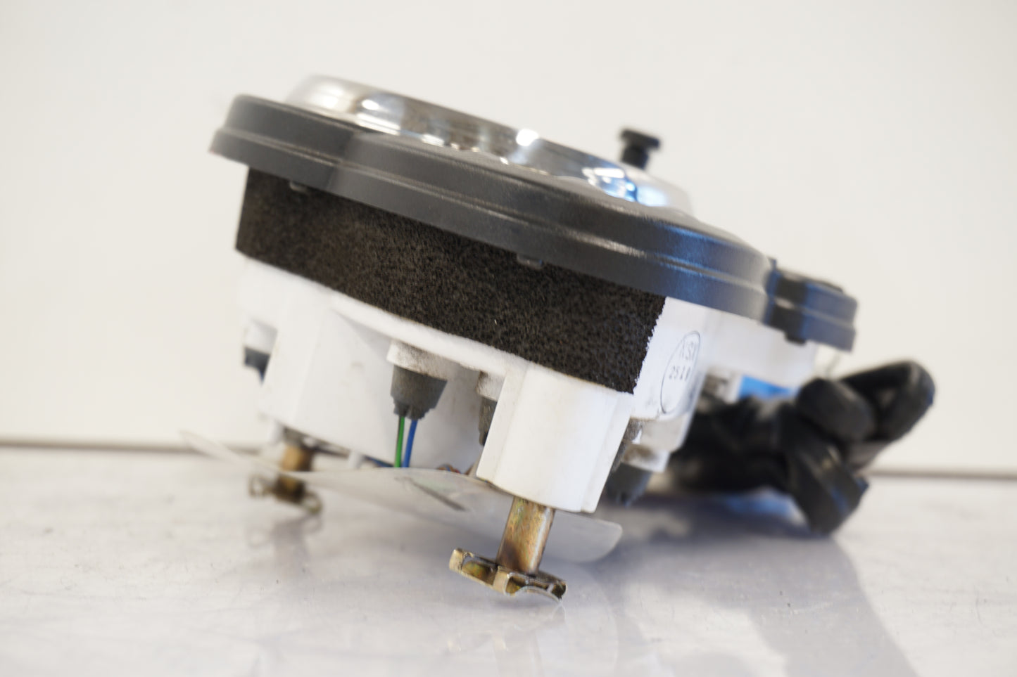 Snett uppifrån på Instrumentpanel från en BMW R 1100 S -1999 motorcykel.