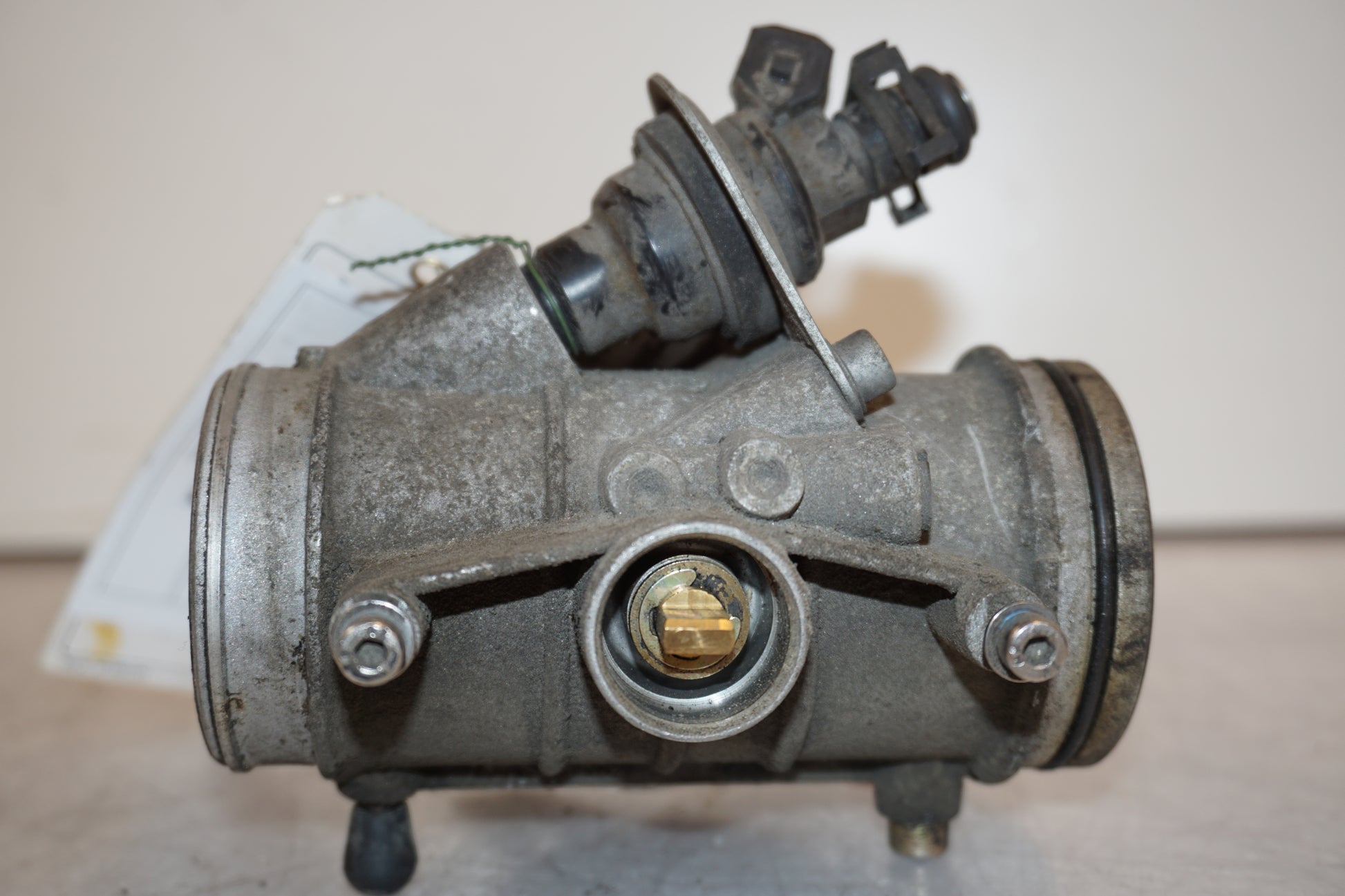 Snett nerifrån på Spjällhus från en BMW R 1100 RT -1997 motorcykel.