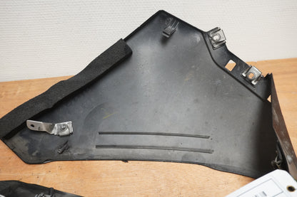 Snett nerifrån på Magkåpa från en Yamaha YZF 1000 R1 -2009 motorcykel.