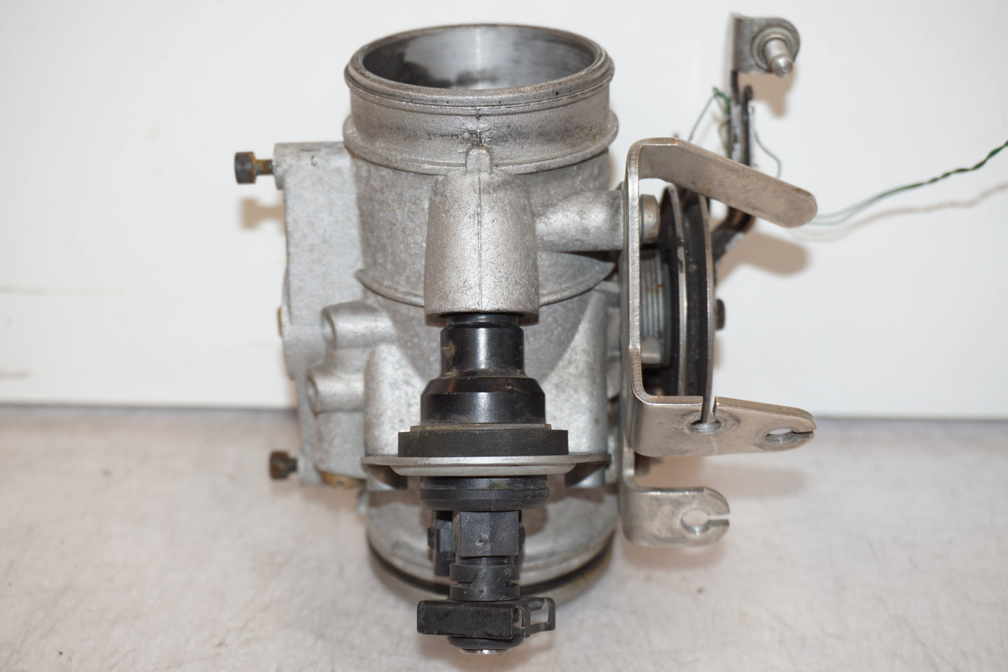 Framsidan på Spjällhus från en BMW R 1100 R -1995 motorcykel.