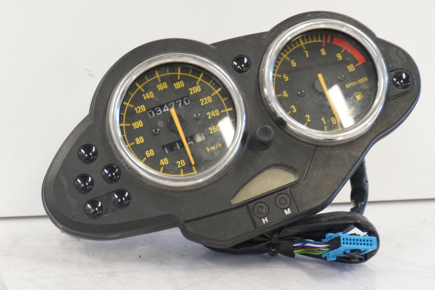 Framsidan på Instrumentpanel från en BMW R 1100 S -2003 motorcykel.