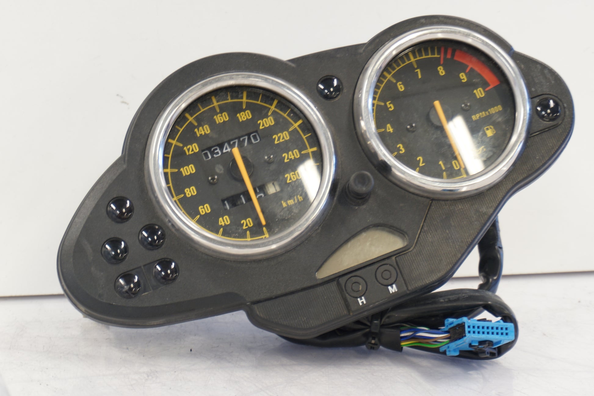 Framsidan på Instrumentpanel från en BMW R 1100 S -2003 motorcykel.