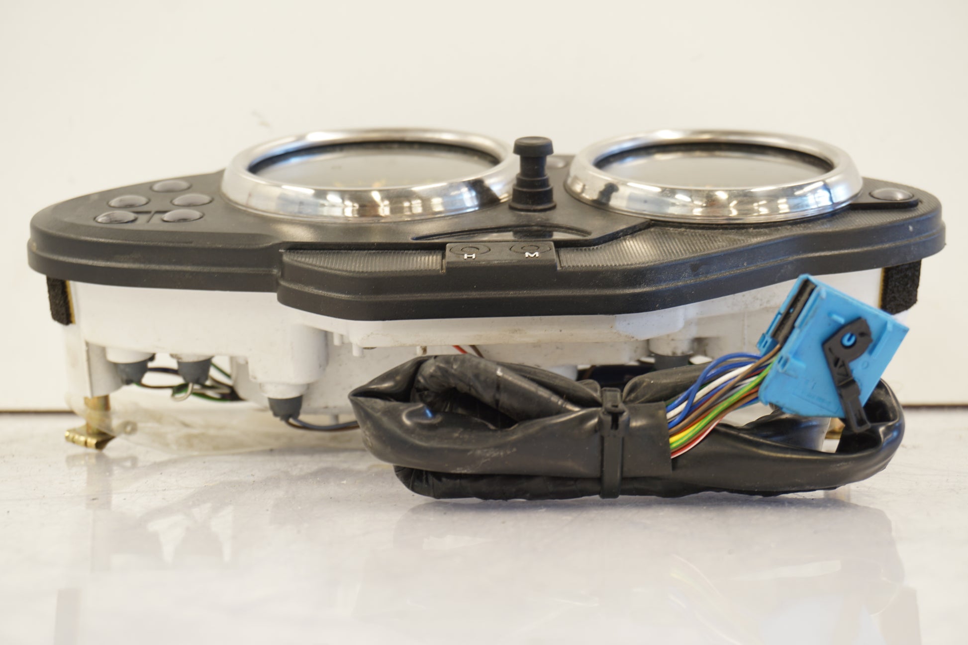 Baksidan på Instrumentpanel från en BMW R 1100 S -2003 motorcykel.