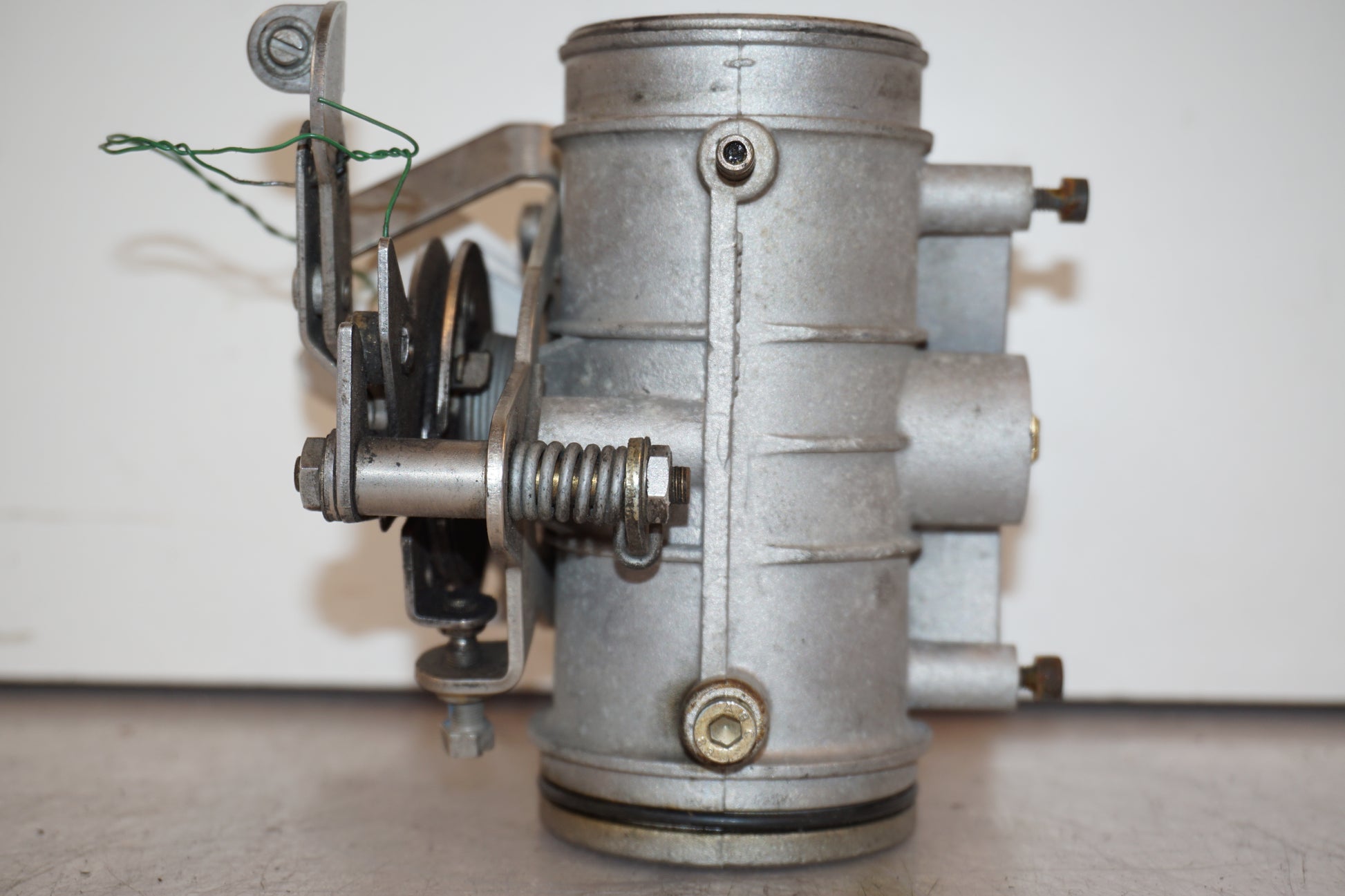 Höger sida på Spjällhus från en BMW R 1100 R -1995 motorcykel.