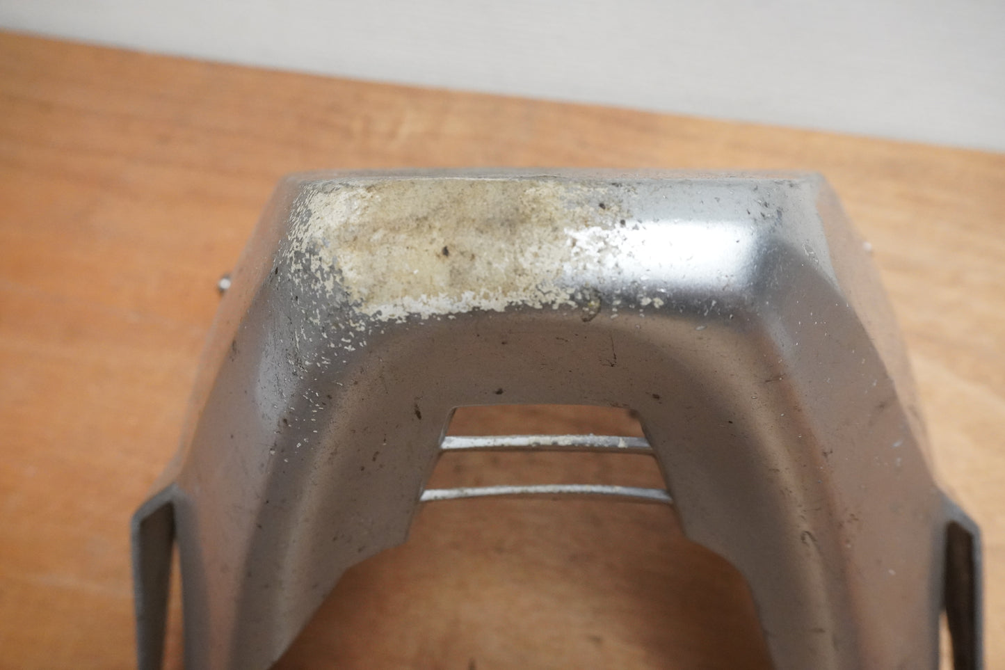 Snett nerifrån på Magkåpa från en Yamaha TDM 850 -1996 motorcykel.