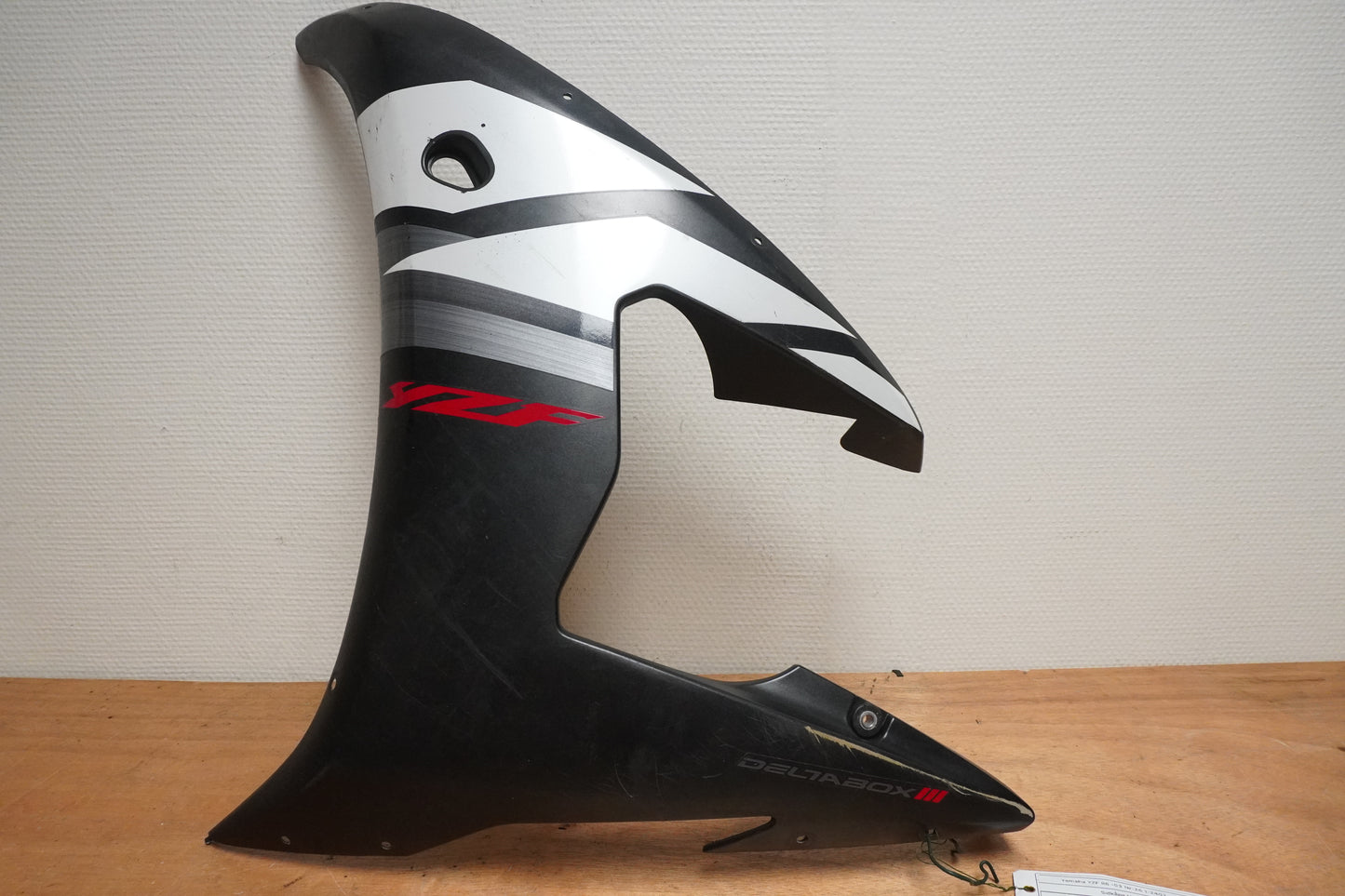 Framsidan på Sidkåpa från en Yamaha YZF R6 -2003 motorcykel.