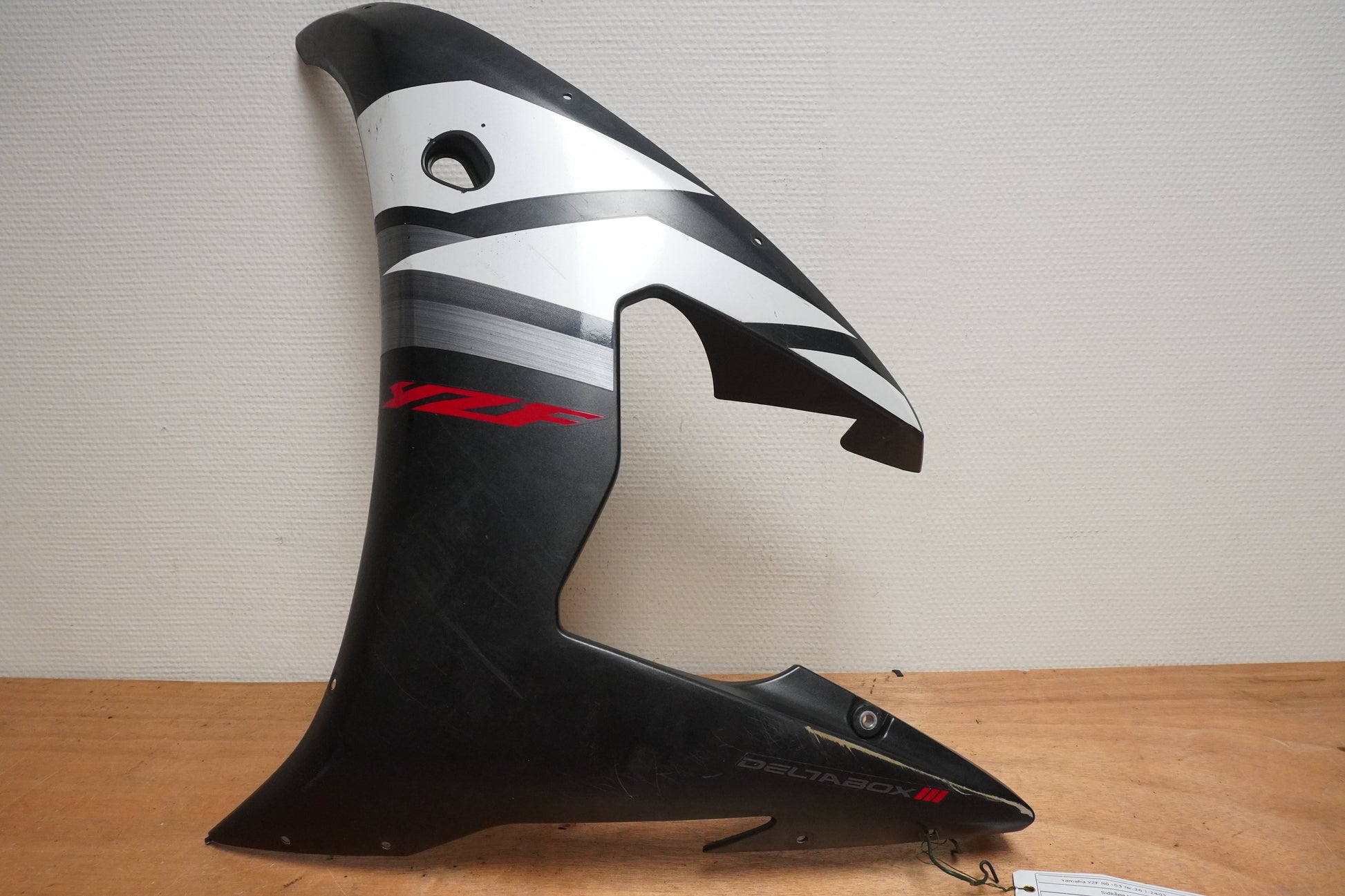 Framsidan på Sidkåpa från en Yamaha YZF R6 -2003 motorcykel.