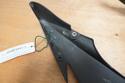 Snett uppifrån på Sidkåpa från en Yamaha YZF R6 -2003 motorcykel.