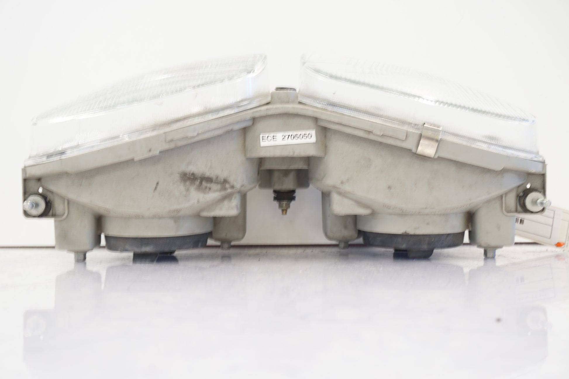 Baksidan på Strålkastare från en Triumph Daytona T 595 -1998 motorcykel.