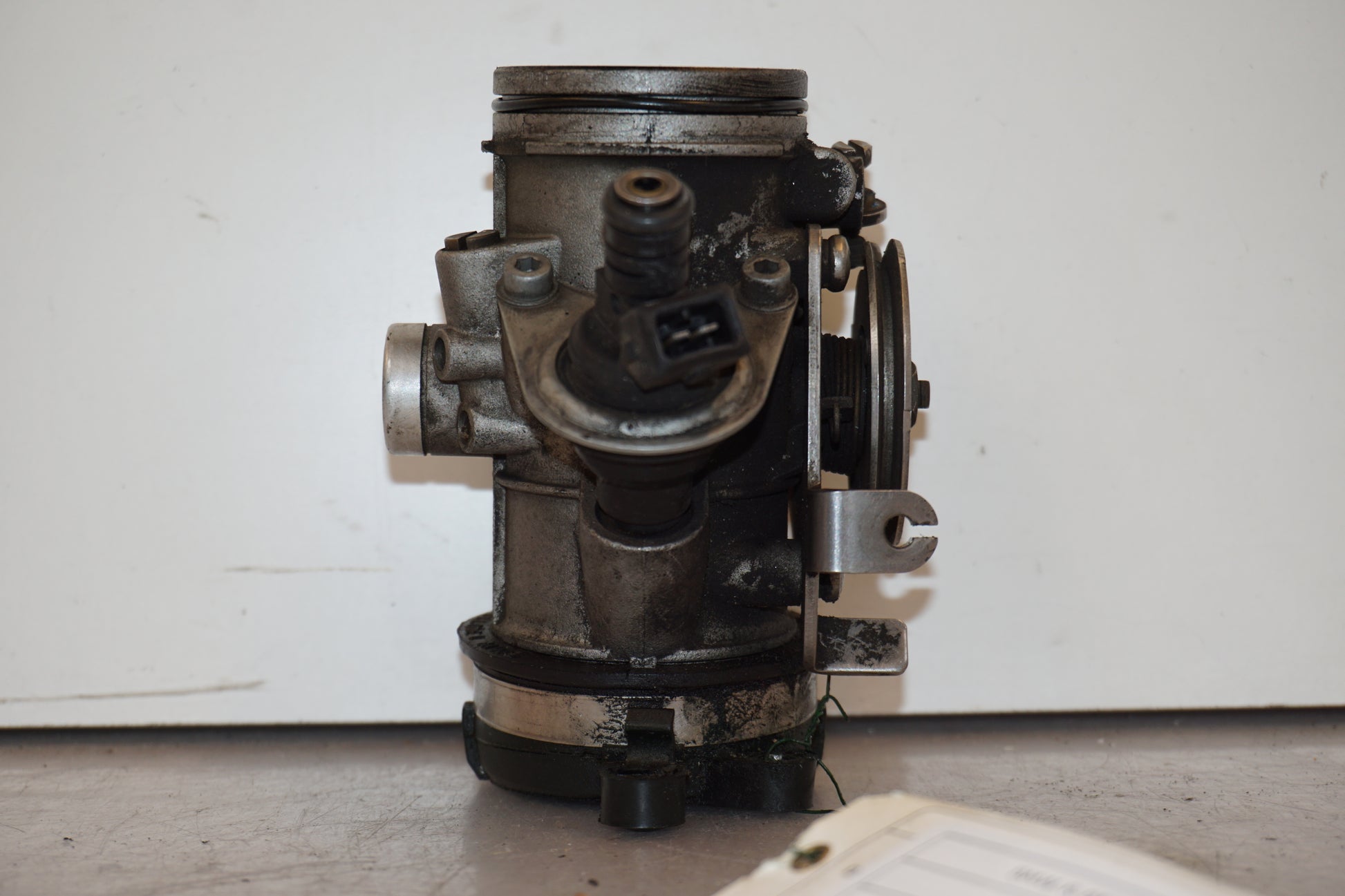 Framsidan på Spjällhus från en BMW R 850 R -1995 motorcykel.