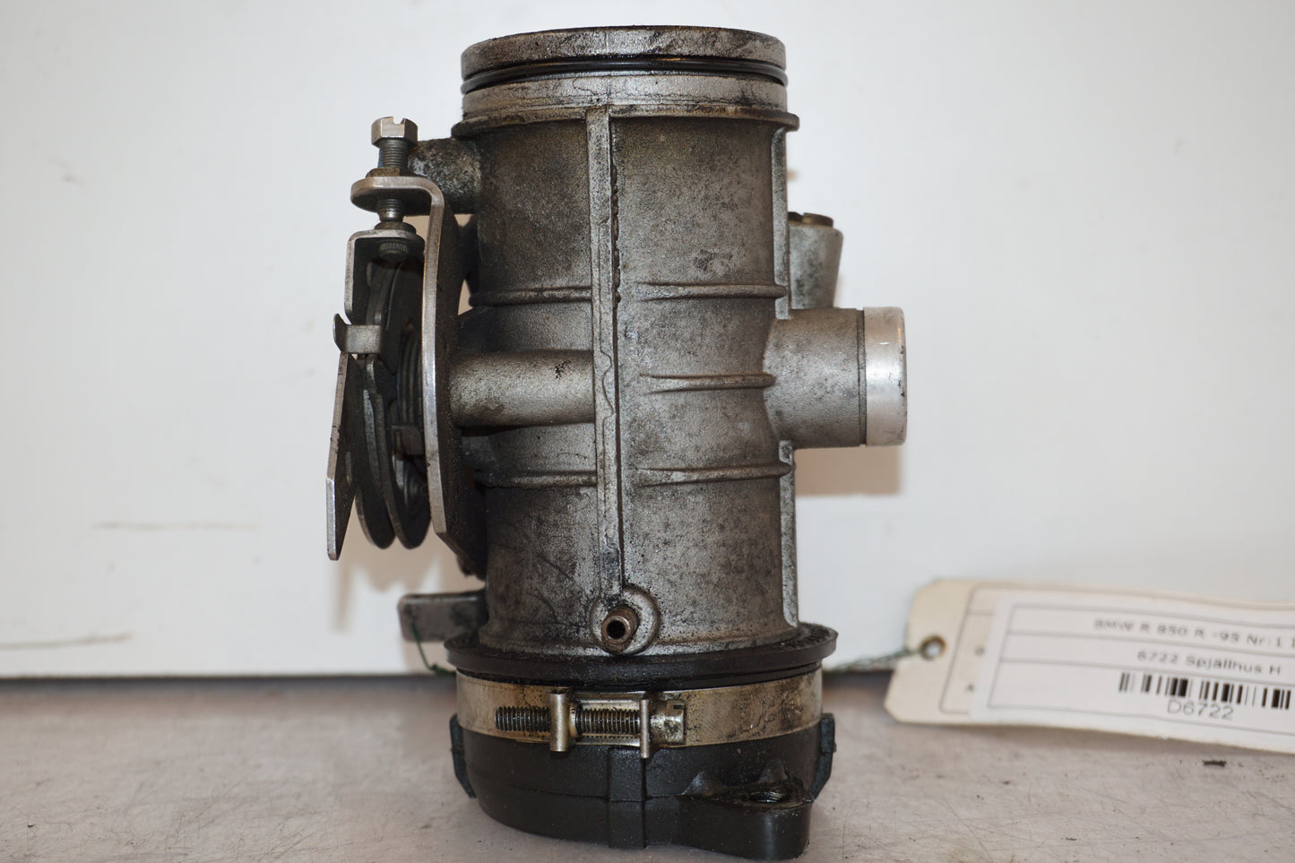 Höger sida på Spjällhus från en BMW R 850 R -1995 motorcykel.