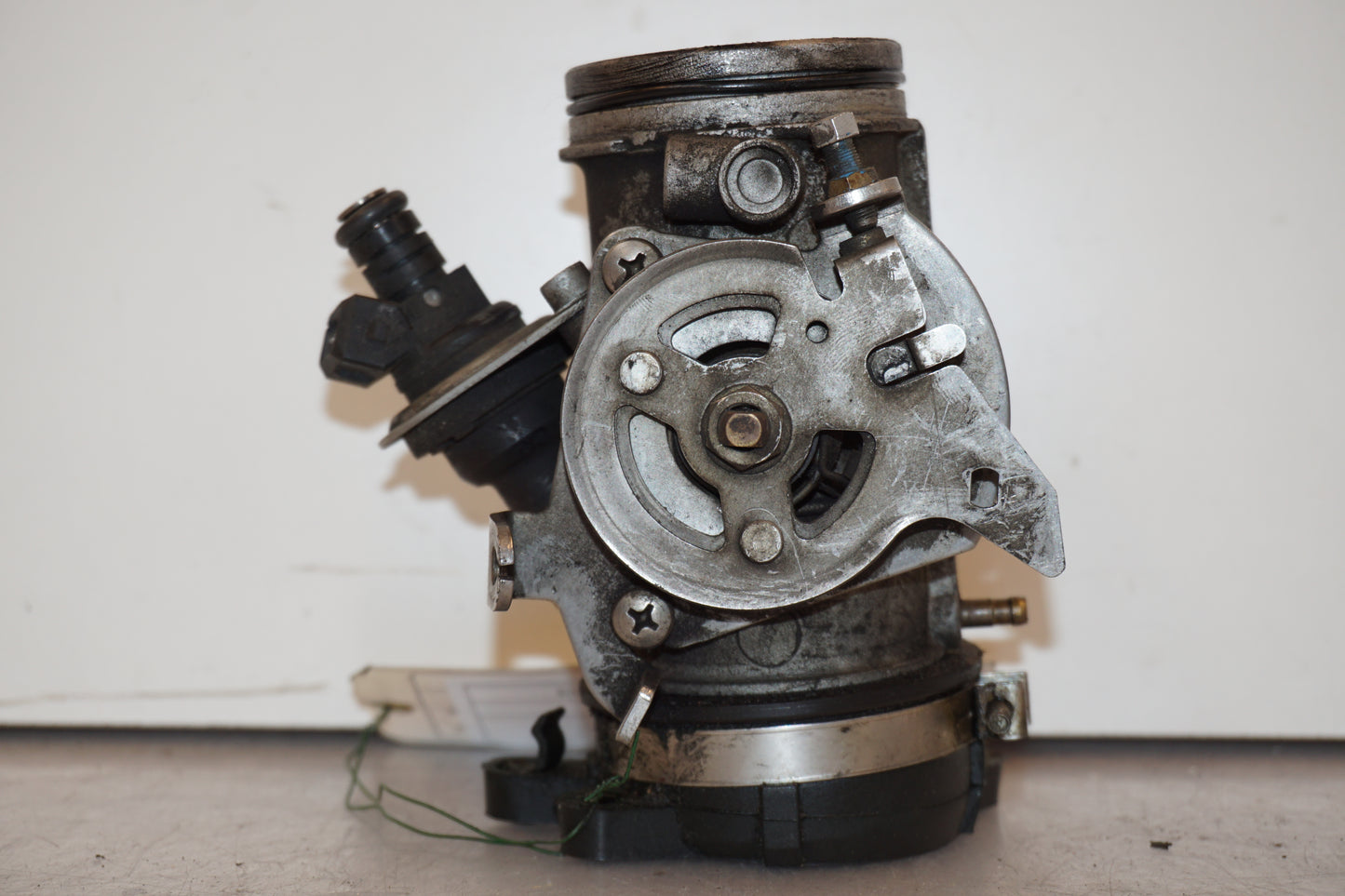 Vänster sida på Spjällhus från en BMW R 850 R -1995 motorcykel.