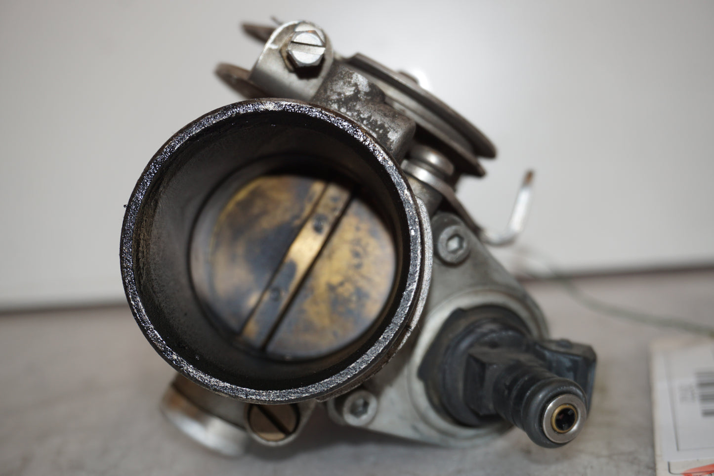 Snett nerifrån på Spjällhus från en BMW R 850 R -1995 motorcykel.