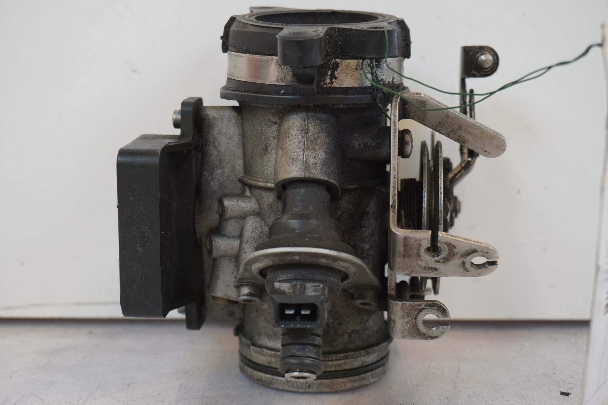 Framsidan på Spjällhus från en BMW R 850 R -1995 motorcykel.