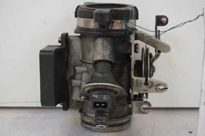 Framsidan på Spjällhus från en BMW R 850 R -1995 motorcykel.