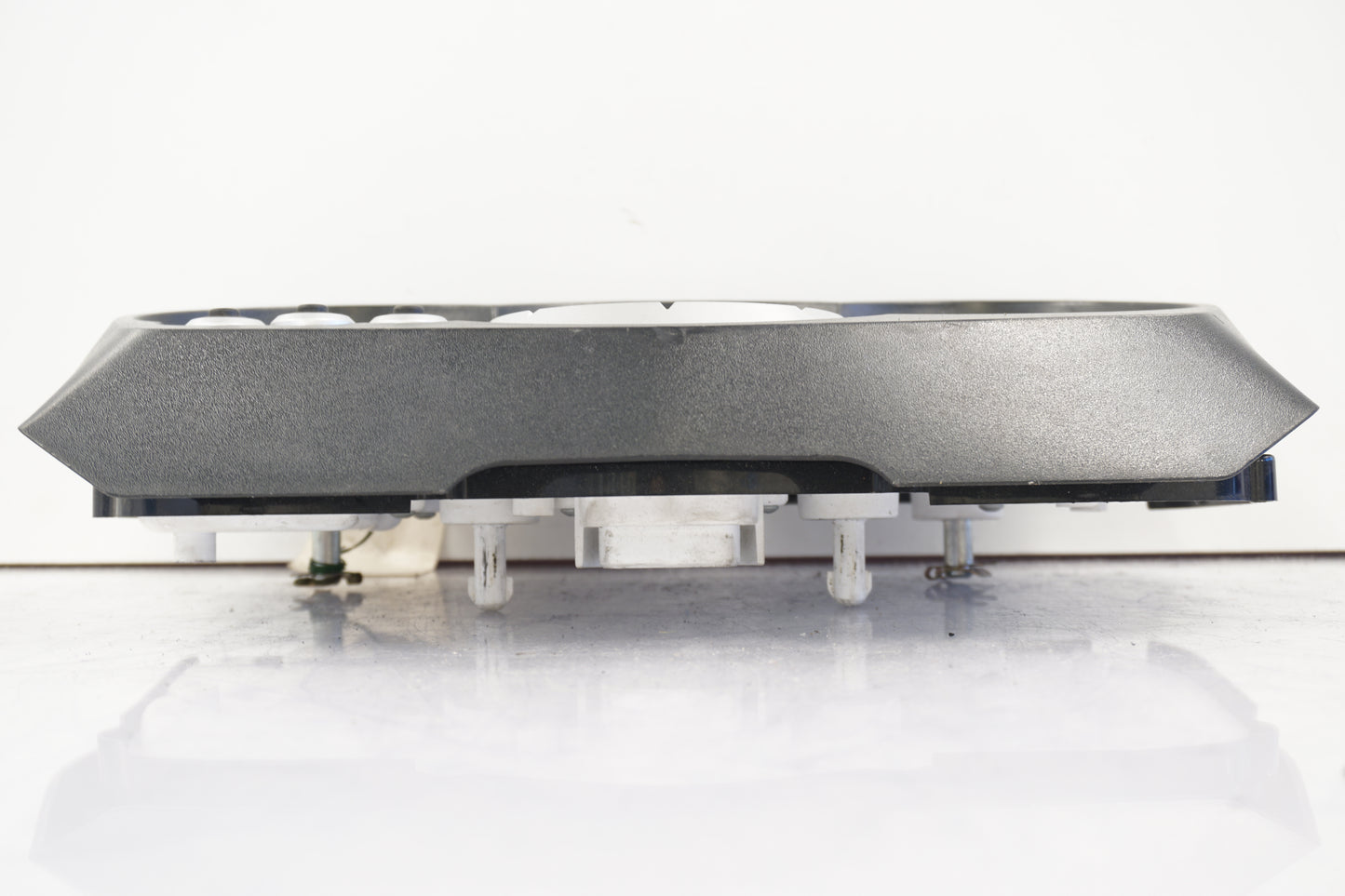 Baksidan på Instrumentpanel från en Triumph Sprint ST -2007 motorcykel.