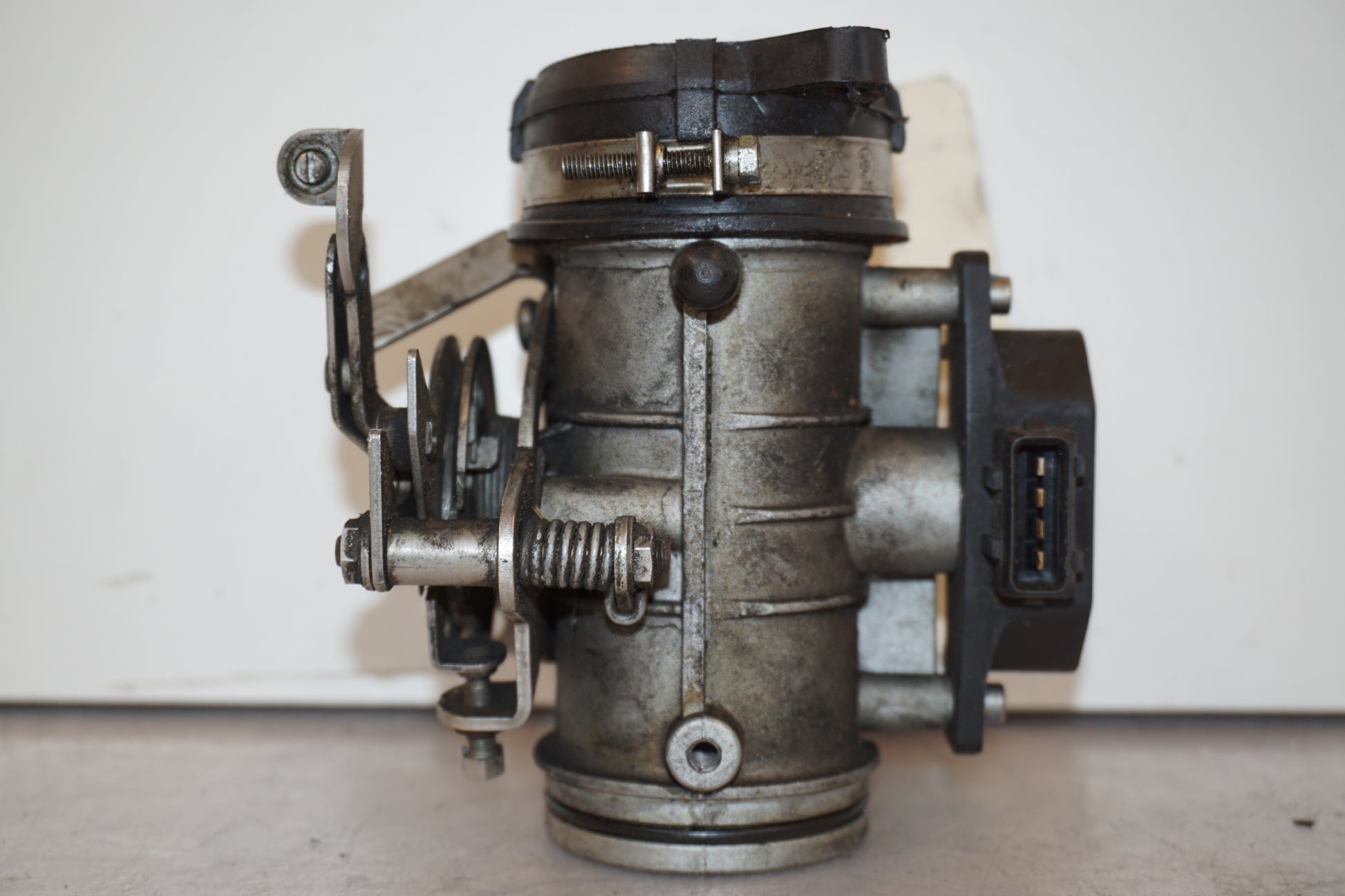 Höger sida på Spjällhus från en BMW R 850 R -1995 motorcykel.