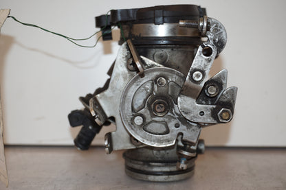 Vänster sida på Spjällhus från en BMW R 850 R -1995 motorcykel.