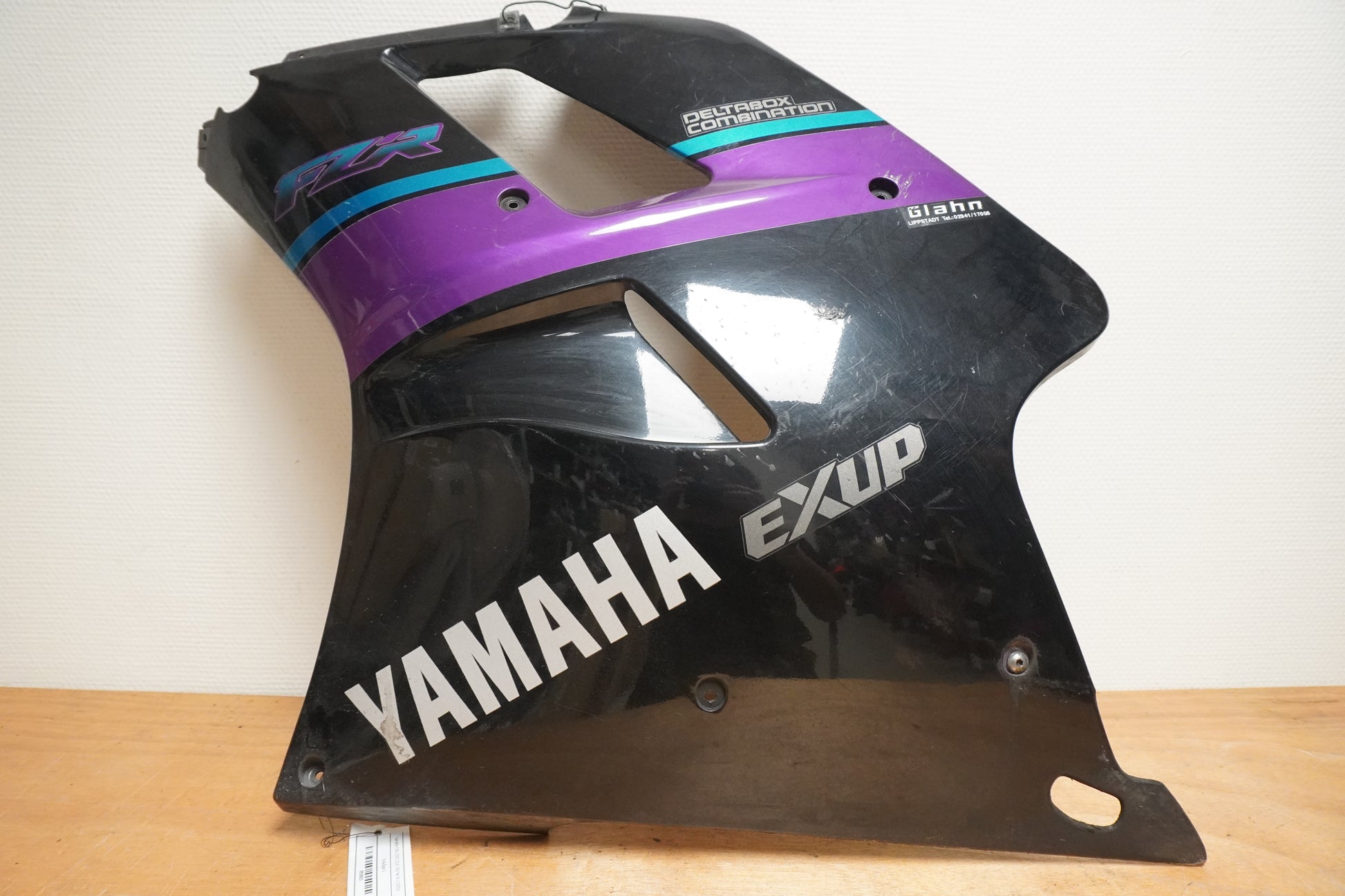 Framsidan på Sidkåpa från en Yamaha FZR 1000 -1993 motorcykel.