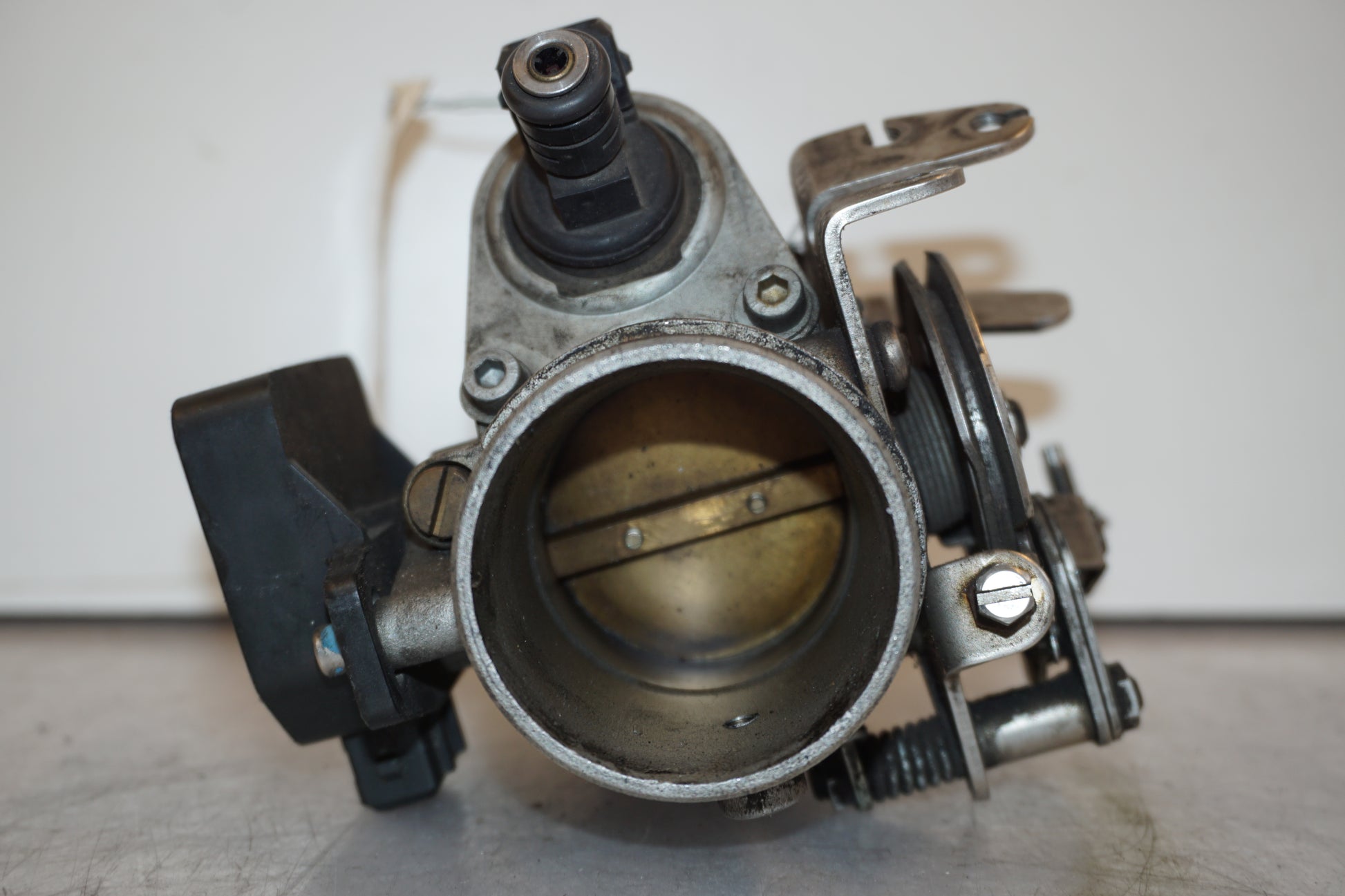 Snett uppifrån på Spjällhus från en BMW R 850 R -1995 motorcykel.