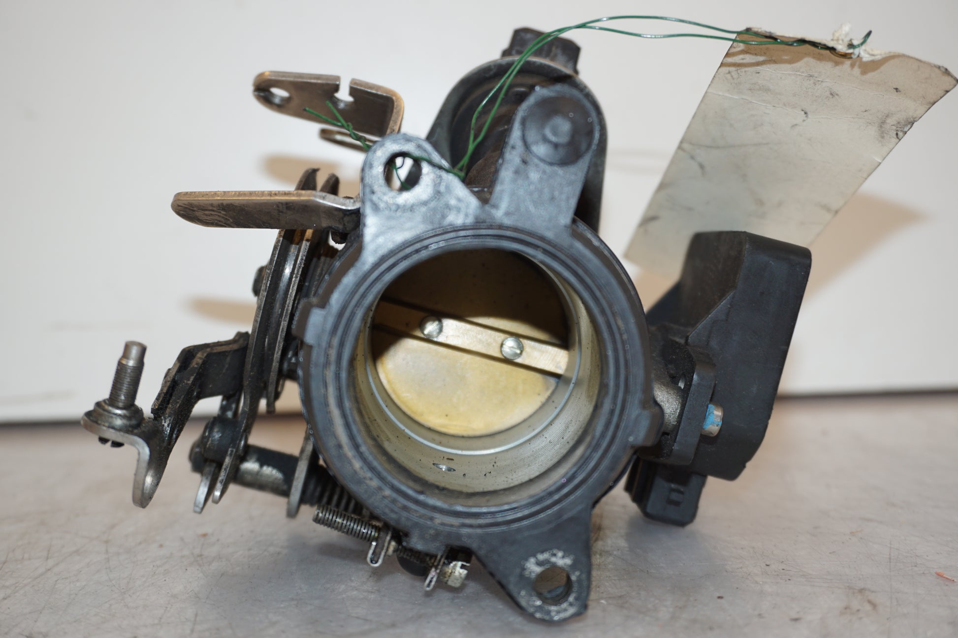 Snett nerifrån på Spjällhus från en BMW R 850 R -1995 motorcykel.