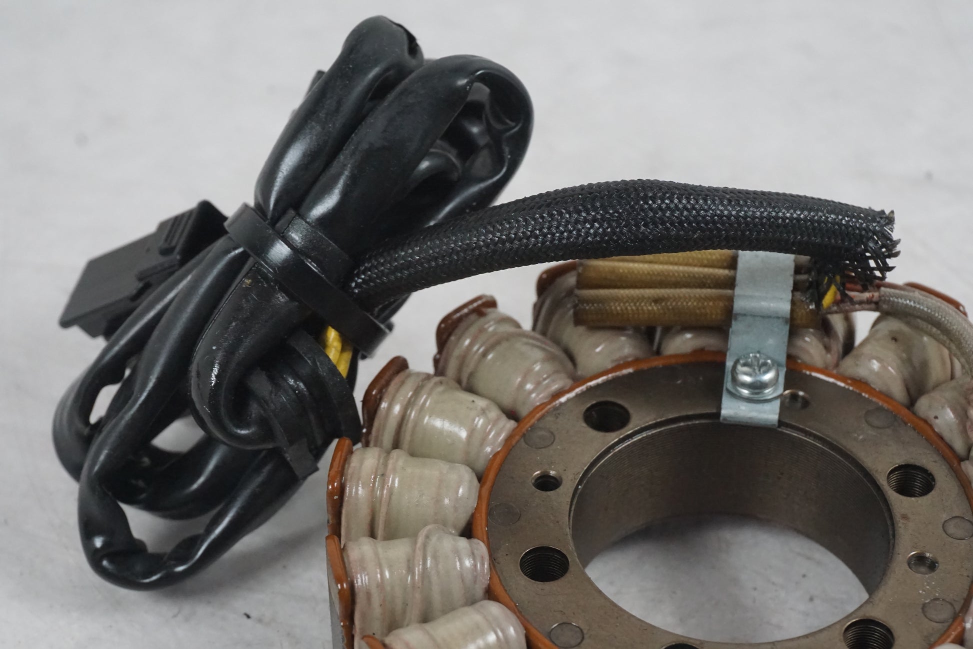 Baksidan på Generator från en Honda CB 600 Hornet -2007 motorcykel.