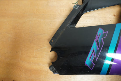 Snett nerifrån på Sidkåpa från en Yamaha FZR 1000 -1993 motorcykel.